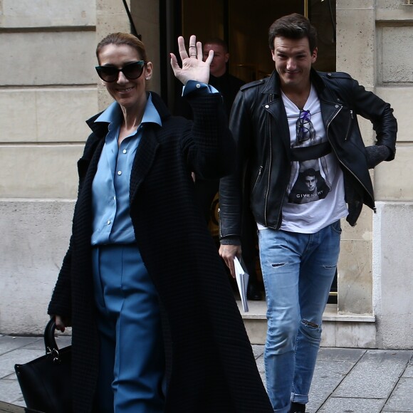 Exclusif - Céline Dion et son danseur Pepe Munoz sont allés déjeuner au restaurant italien Paparazzi au square de l'Opéra-Louis Jouvet et sont ensuite allés faire du shopping chez Dior avenue Montaigne et chez Balmain rue François 1er avant de revenir à l'hôtel Royal Monceau à Paris, France, le 8 août 2017.