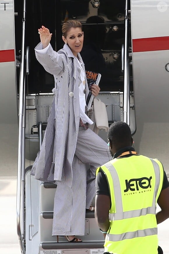 Celine Dion quitte l'hôtel Royal Monceau avec ses enfants et prend un jet privé au Bourget le 10 août 2017.