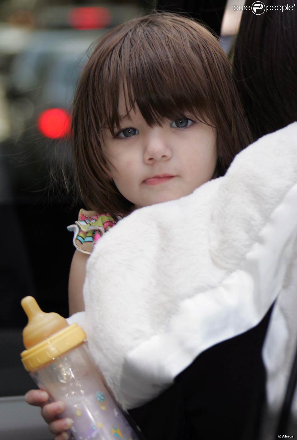 En Mai 08 Suri A Deux Ans Toujours Inseparable De Son Biberon Et Elle Tient A Nous Montrer Qu Elle Aussi Sait Faire La Moue Boudeuse Comme Maman Purepeople