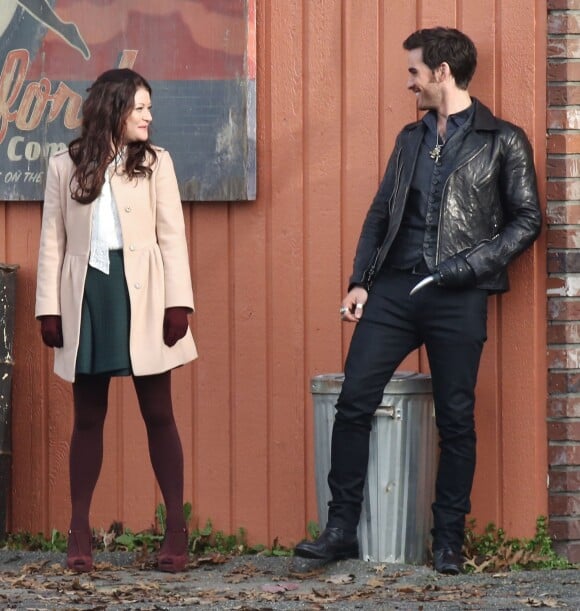 Emilie de Ravin, Colin O'Donoghue de "Once Upon a Time" sur le tournage de la série à Steveston au Canada, le 18 novembre 2014