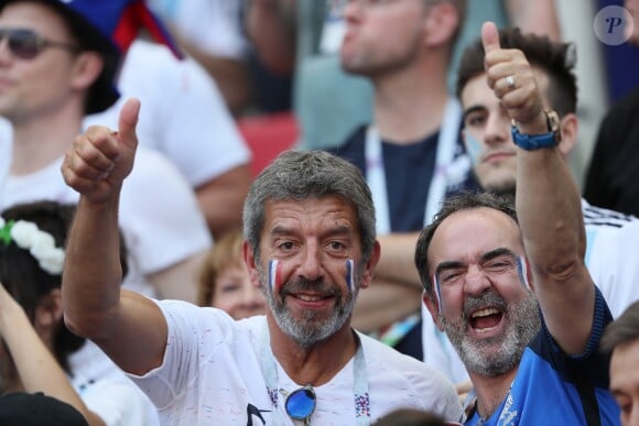 Michel Cymes, Bruno Solo lors de France-Argentine en 8e de finale de la Coupe du monde de football le 30 juin 2018 à Kazan en Russie. © Cyril Moreau/Bestimage
