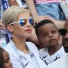 Isabelle Matuidi (femme de Blaise Matuidi) et son fils Eden lors de France-Argentine en 8e de finale de la Coupe du monde de football le 30 juin 2018 à Kazan en Russie. © Cyril Moreau/Bestimage