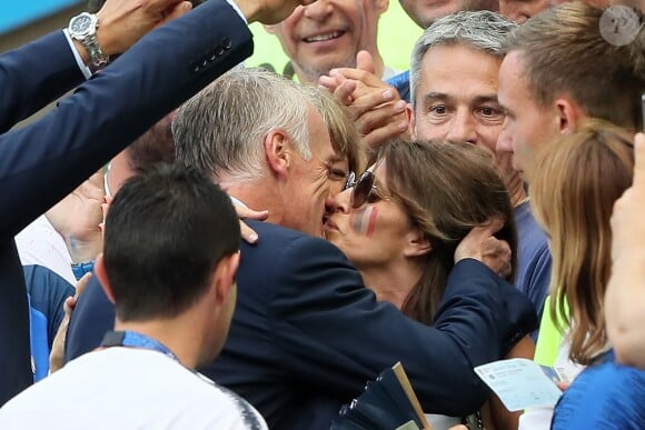 Didier Deschamps et sa femme Claude s'embrassent à l'issue de France-Argentine en 8e de finale de la Coupe du monde de football le 30 juin 2018 à Kazan en Russie. © Cyril Moreau/Bestimage