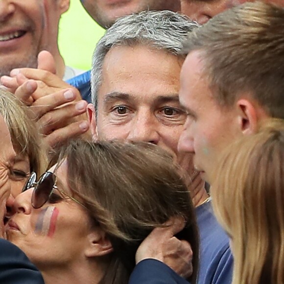 Didier Deschamps et sa femme Claude s'embrassent à l'issue de France-Argentine en 8e de finale de la Coupe du monde de football le 30 juin 2018 à Kazan en Russie. © Cyril Moreau/Bestimage