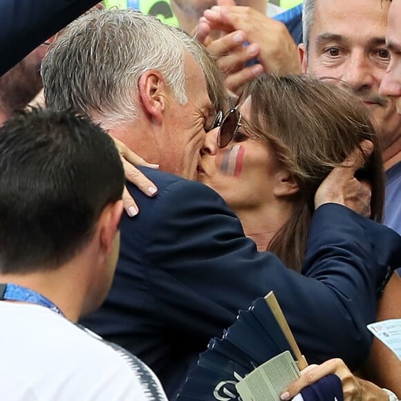 Didier Deschamps et sa femme Claude s'embrassent à l'issue de France-Argentine en 8e de finale de la Coupe du monde de football le 30 juin 2018 à Kazan en Russie. © Cyril Moreau/Bestimage