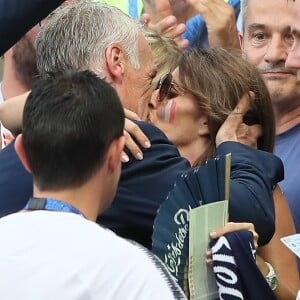 Didier Deschamps et sa femme Claude s'embrassent à l'issue de France-Argentine en 8e de finale de la Coupe du monde de football le 30 juin 2018 à Kazan en Russie. © Cyril Moreau/Bestimage