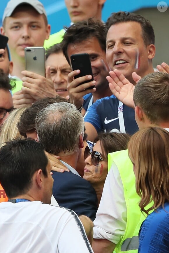 Didier Deschamps avec sa femme Claude et son fils Dylan sous le regard de Jean-Roch lors de France-Argentine en 8e de finale de la Coupe du monde de football le 30 juin 2018 à Kazan en Russie. © Cyril Moreau/Bestimage