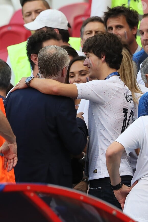 Didier Deschamps et son fils Dylan, en arrière-plan Valérie Bègue, lors de France-Argentine en 8e de finale de la Coupe du monde de football le 30 juin 2018 à Kazan en Russie. © Cyril Moreau/Bestimage
