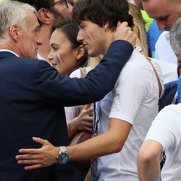 Didier Deschamps avec son fils Dylan (derrière eux, Valérie Bègue) lors de France-Argentine en 8e de finale de la Coupe du monde de football le 30 juin 2018 à Kazan en Russie. © Cyril Moreau/Bestimage