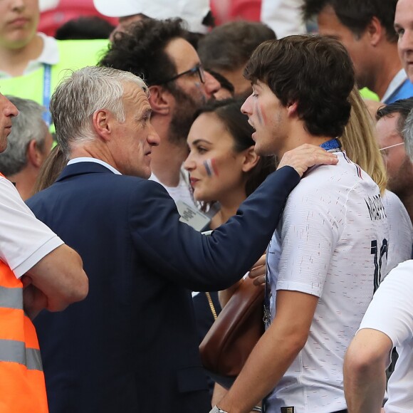 Didier Deschamps avec son fils Dylan (derrière eux, Valérie Bègue) lors de France-Argentine en 8e de finale de la Coupe du monde de football le 30 juin 2018 à Kazan en Russie. © Cyril Moreau/Bestimage