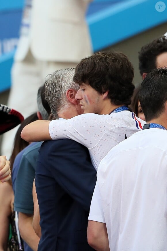 Didier Deschamps et son fils Dylan à la fin de France-Argentine en 8e de finale de la Coupe du monde de football le 30 juin 2018 à Kazan en Russie. © Cyril Moreau/Bestimage
