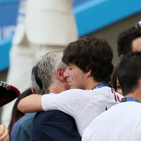 Didier Deschamps et son fils Dylan à la fin de France-Argentine en 8e de finale de la Coupe du monde de football le 30 juin 2018 à Kazan en Russie. © Cyril Moreau/Bestimage