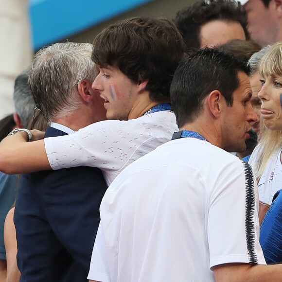 Didier Deschamps et son fils Dylan à la fin de France-Argentine en 8e de finale de la Coupe du monde de football le 30 juin 2018 à Kazan en Russie. © Cyril Moreau/Bestimage