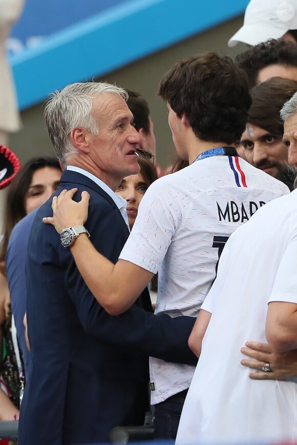 Didier Deschamps et son fils Dylan sous le regard de Nagui à la fin de France-Argentine en 8e de finale de la Coupe du monde de football le 30 juin 2018 à Kazan en Russie. © Cyril Moreau/Bestimage