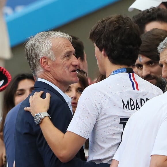 Didier Deschamps et son fils Dylan sous le regard de Nagui à la fin de France-Argentine en 8e de finale de la Coupe du monde de football le 30 juin 2018 à Kazan en Russie. © Cyril Moreau/Bestimage