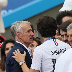 Didier Deschamps et son fils Dylan sous le regard de Nagui à la fin de France-Argentine en 8e de finale de la Coupe du monde de football le 30 juin 2018 à Kazan en Russie. © Cyril Moreau/Bestimage