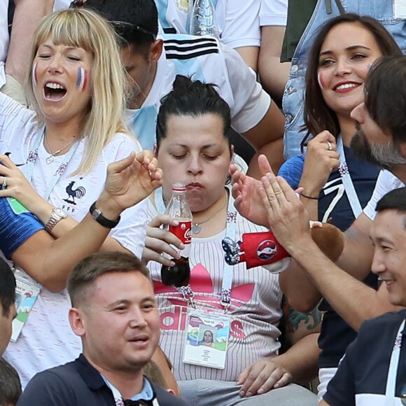 Dylan Deschamps, Nagui et sa femme Mélanie Page, Valérie Bègue (Miss France 2008) lors de France-Argentine en 8e de finale de la Coupe du monde de football le 30 juin 2018 à Kazan en Russie. © Cyril Moreau/Bestimage