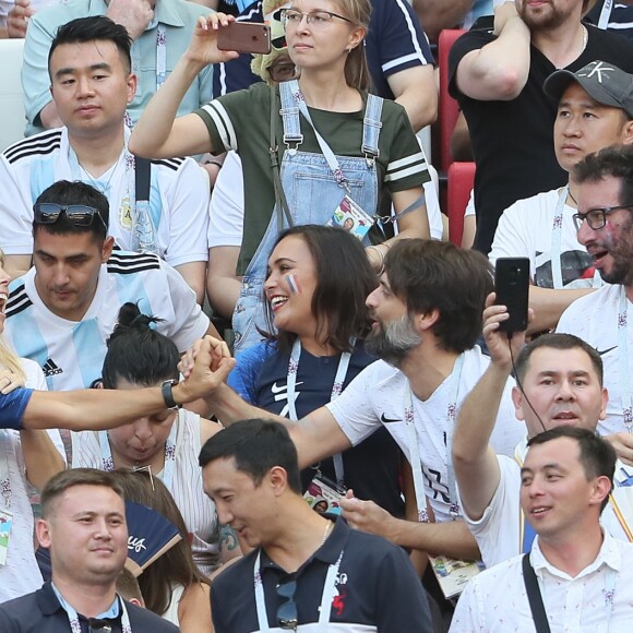 Dylan Deschamps, Nagui et sa femme Mélanie Page, Valérie Bègue (Miss France 2008) lors de France-Argentine en 8e de finale de la Coupe du monde de football le 30 juin 2018 à Kazan en Russie. © Cyril Moreau/Bestimage