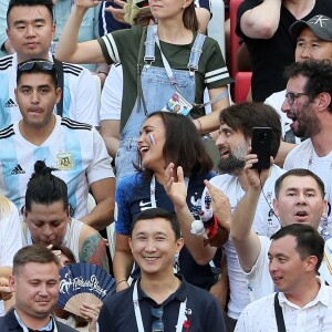 Dylan Deschamps, Nagui et sa femme Mélanie Page, Valérie Bègue (Miss France 2008) lors de France-Argentine en 8e de finale de la Coupe du monde de football le 30 juin 2018 à Kazan en Russie. © Cyril Moreau/Bestimage