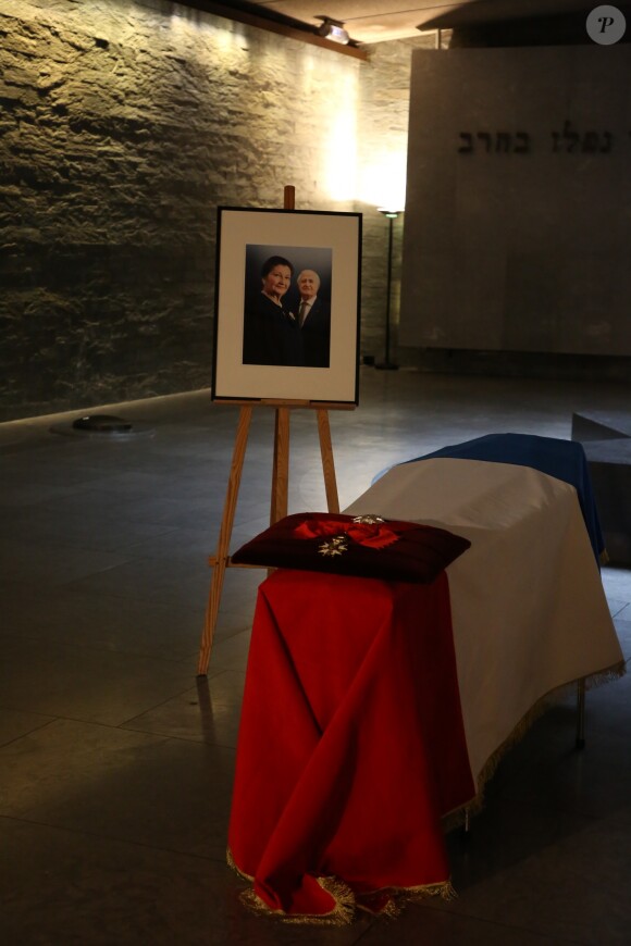 Les cercueils de Simone et Antoine Veil exposés dans la crypte du Mémorial de la Shoah à Paris. Dans le cadre de leur entrée au Panthéon, le Mémorial de la Shoah invite le public à leur rendre un dernier hommage. Le 29 juin 2018 ©