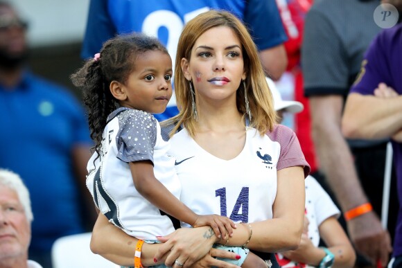 Isabelle Malice (la compagne de Blaise Matuidi) et sa fille Naëlle lors du match de l'Euro 2016 Allemagne-France au stade Vélodrome à Marseille, le 7 juillet 2016. © Cyril Moreau/Bestimage