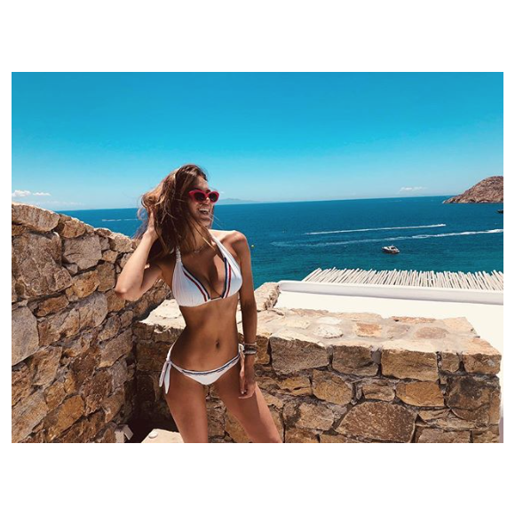 Iris Mittenaere sublime en Grèce le 30 juin 2018.