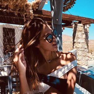 Iris Mittenaere à Mykonos le 2 juillet 2018.