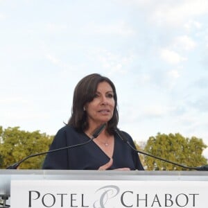 La maire de Paris Anne Hidalgo et Line Renaud - Soirée du 90e anniversaire de Line Renaud sur le bateau Potel & Chabot "Pavillon Seine" à Paris le 2 juillet 2018. © Coadic Guirec/Bestimage