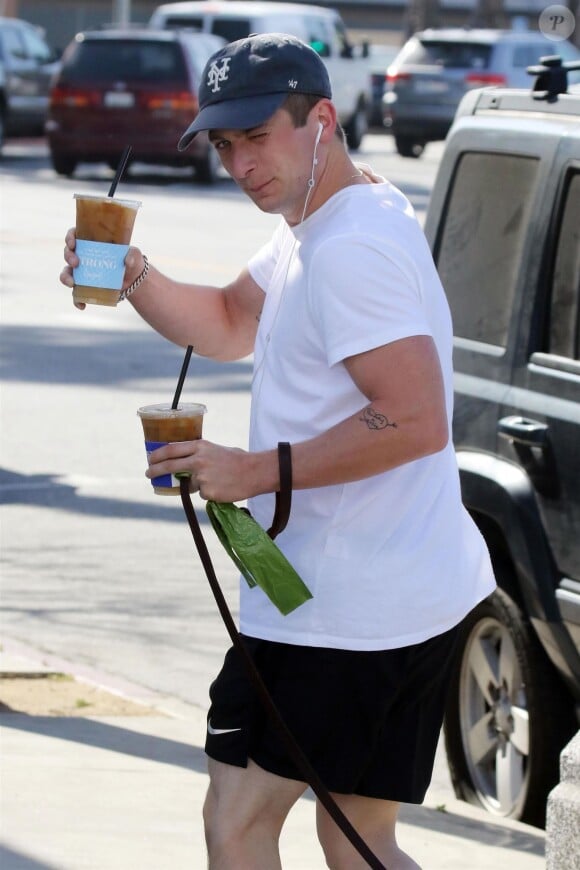 Jeremy Allen White est allé acheter un café à emporter avec son chien chez Alfred Coffee à Studio City, le 11 avril 2018.