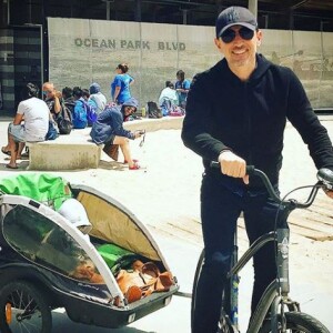 Gad Elmaleh avec son fils Raphaël pour une balade à vélo à Santa Monica (Los Angeles), le 1er juillet 2018.