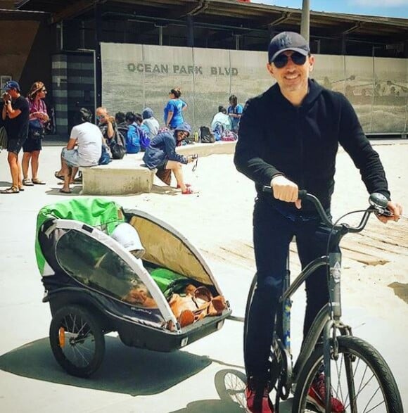Gad Elmaleh avec son fils Raphaël pour une balade à vélo à Santa Monica (Los Angeles), le 1er juillet 2018.