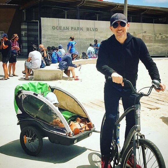 Gad Elmaleh avec son fils Raphaël pour une balade à vélo à Santa Monica (Los Angeles), le 1er juillet 2018.