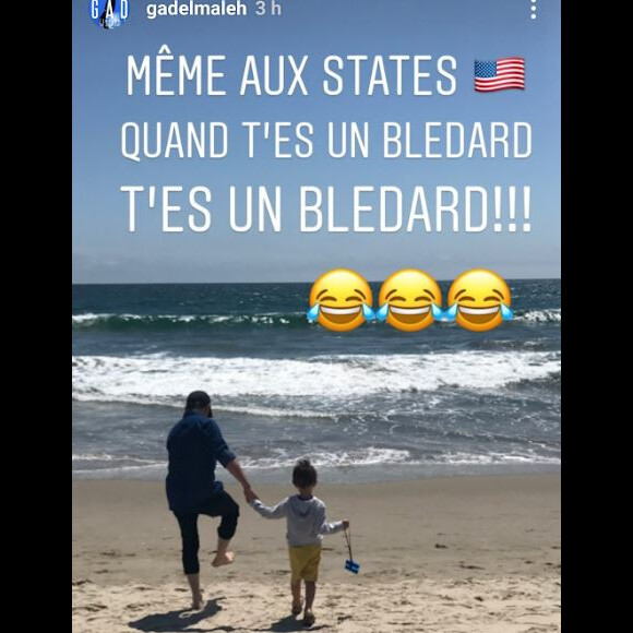 Gad Elmaleh sur une plage à Los Angeles avec son fils Raphaël, le 3 juillet 2018.