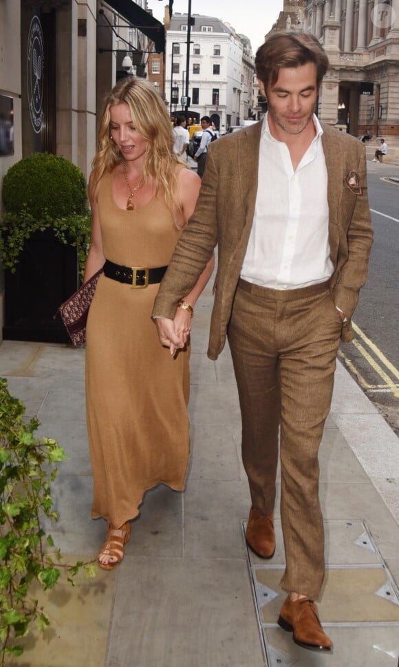 Exclusif - Chris Pine et sa compagne Annabelle Wallis ont été aperçus main dans la main dans les rues de Londres, le 4 juillet 2018.