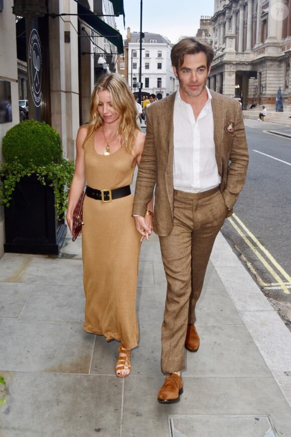 Exclusif - Chris Pine et sa compagne Annabelle Wallis ont été aperçus main dans la main dans les rues de Londres, le 4 juillet 2018.