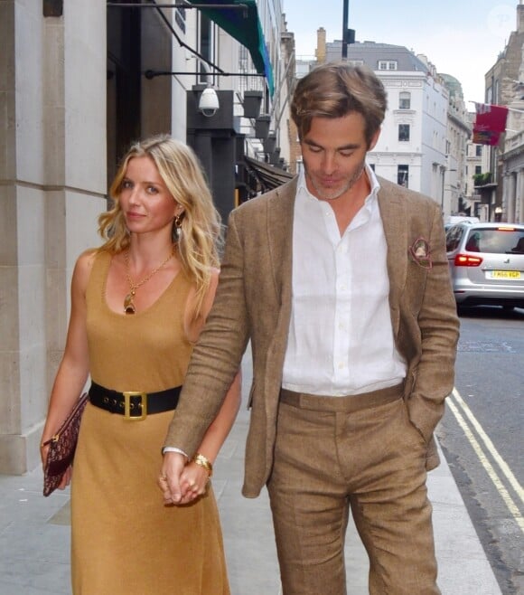 Exclusif - Chris Pine et sa compagne Annabelle Wallis ont été aperçus main dans la main dans les rues de Londres, le 4 juillet 2018.