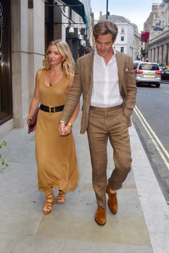 Exclusif - Chris Pine et sa compagne Annabelle Wallis ont été aperçus main dans la main dans les rues de Londres, le 4 juillet 2018.