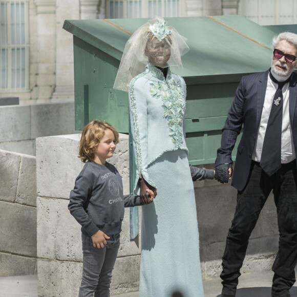 Alek Wek, Hudson Kroenig et Karl Lagerfeld - Défilé de mode Chanel, collection haute couture automne-hiver 2018-2019, à Paris. Le 3 juillet 2018 © Olivier Borde / Bestimage