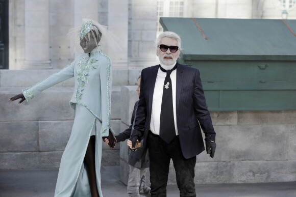 Alek Wek et Karl Lagerfeld - Défilé de mode Chanel, collection haute couture automne-hiver 2018-2019, à Paris. Le 3 juillet 2018 © Olivier Borde / Bestimage