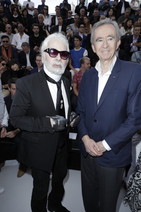 Karl Lagerfeld et Bernard Arnault au défilé de mode Dior Homme collection printemps-été 2019 à la Garde Républicaine lors de la fashion week à Paris, le 23 juin 2018. © Olivier Borde/Bestimage
