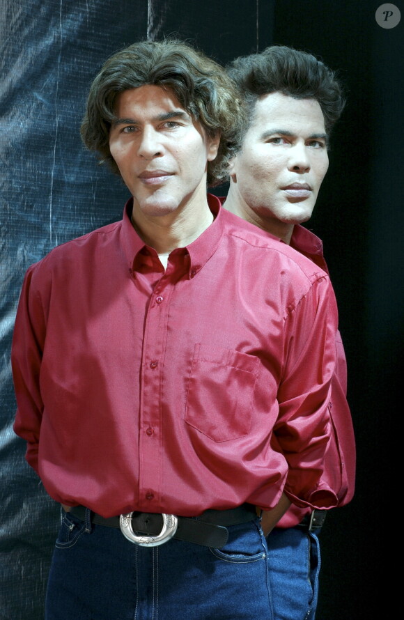 Dans les Studios de Saint-Ouen, Igor et Grichka Bogdanoff posant le 7 octobre 2002.