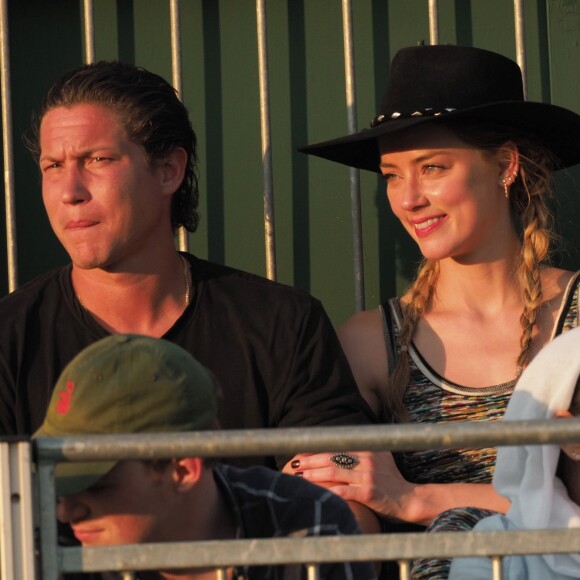 Amber Heard et son compagnon Vito Schnabel assistent à un match lors du tournoi de tennis de Wimbledon à Londres le 6 juillet 2018
