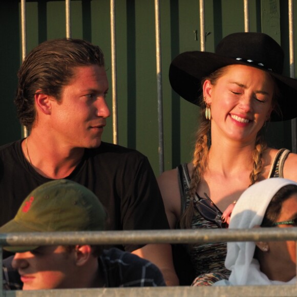 Amber Heard et son compagnon Vito Schnabel assistent à un match lors du tournoi de tennis de Wimbledon à Londres le 6 juillet 2018