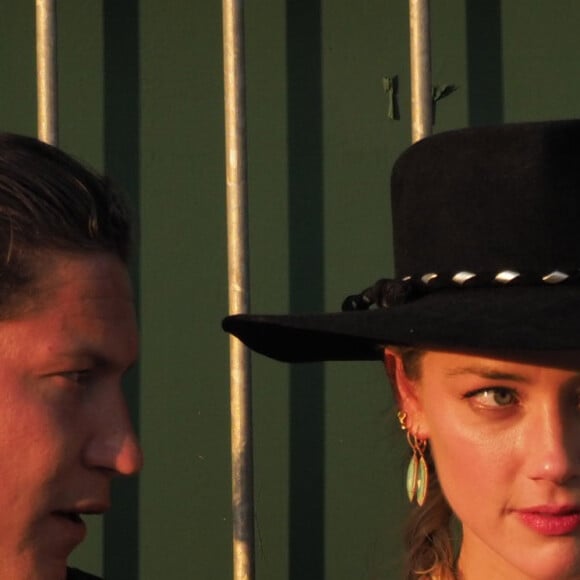 Amber Heard et son compagnon Vito Schnabel assistent à un match lors du tournoi de tennis de Wimbledon à Londres le 6 juillet 2018