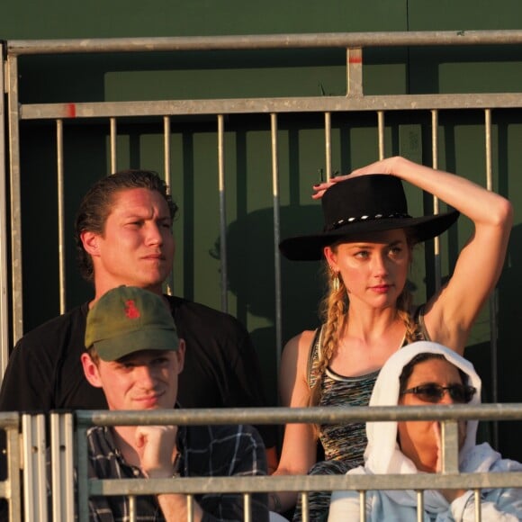 Amber Heard et son compagnon Vito Schnabel assistent à un match lors du tournoi de tennis de Wimbledon à Londres le 6 juillet 2018