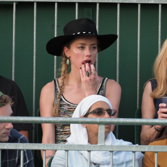 Amber Heard et son compagnon Vito Schnabel assistent à un match lors du tournoi de tennis de Wimbledon à Londres le 6 juillet 2018