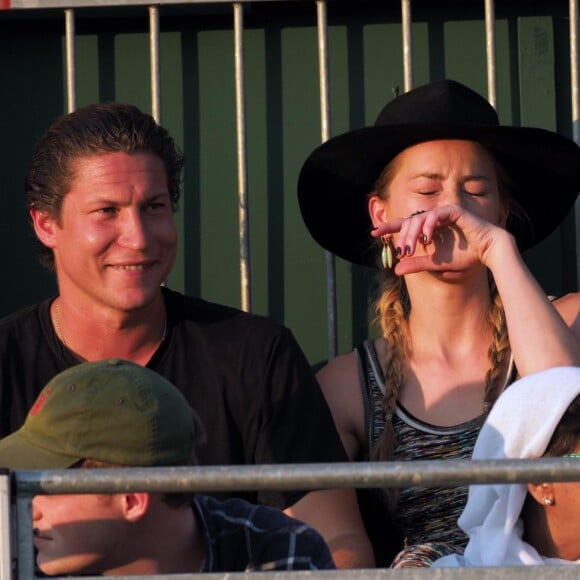 Amber Heard et son compagnon Vito Schnabel assistent à un match lors du tournoi de tennis de Wimbledon à Londres le 6 juillet 2018