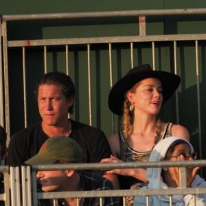 Amber Heard et son compagnon Vito Schnabel assistent à un match lors du tournoi de tennis de Wimbledon à Londres le 6 juillet 2018