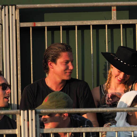 Amber Heard et son compagnon Vito Schnabel assistent à un match lors du tournoi de tennis de Wimbledon à Londres le 6 juillet 2018