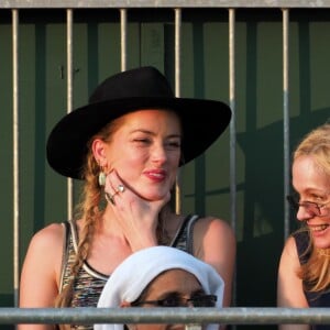 Amber Heard et son compagnon Vito Schnabel assistent à un match lors du tournoi de tennis de Wimbledon à Londres le 6 juillet 2018